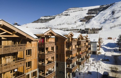 Les Deux Alpes Apartment | Wifi, 40m from ski slopes, fitness, sauna, hammam, terrace, balcony, parking, tv, ski locker, 74m²