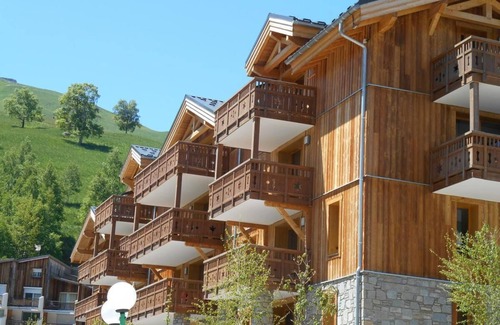 Les Deux Alpes Apartment | Wifi, 40m from ski slopes, fitness, sauna, hammam, terrace, balcony, parking, tv, ski locker, 74m²