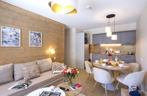 Eclose-Est Apartment | Wifi, 50m from ski slopes, fitness, sauna, hammam, balcony, tv, ski locker, 48m², Alpe d'Huez