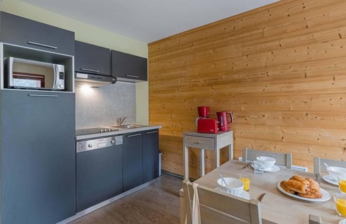 Vaujany Apartment | Wifi, 50m from ski lifts, fitness, swimming pool, sauna, hammam, balcony, parking, tv, 68-75m²