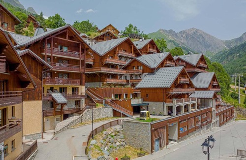 Vaujany Apartment | Wifi, 50m from ski lifts, fitness, swimming pool, sauna, hammam, balcony, parking, tv, 68-75m²