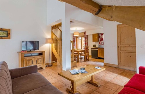 Vaujany Apartment | Wifi, 50m from ski lifts, fitness, swimming pool, sauna, hammam, balcony, parking, tv, 44-47m²