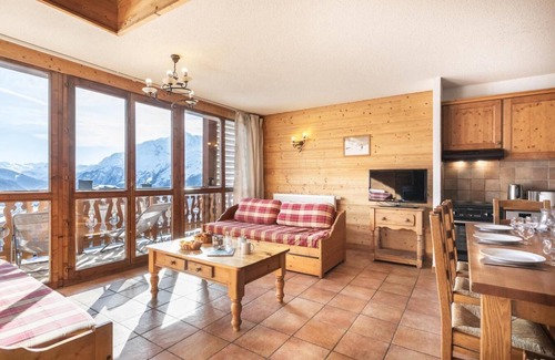 Les Eucherts Apartment | Wifi, ski-in/ski-out & foot of the slopes, swimming pool, sauna, hammam, balcony, fireplace or stove