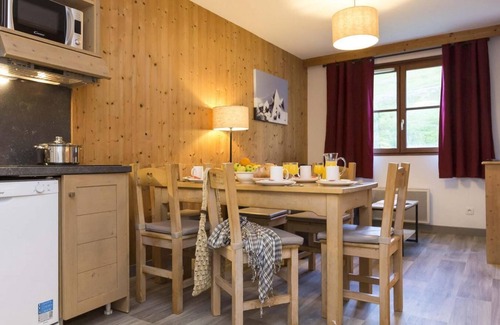 Saint-Sorlin-d'Arves Apartment | Wifi, ski-in/ski-out & foot of the slopes, fitness, swimming pool, parking, tv, ski locker, 32m²