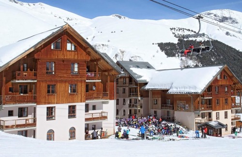 Saint-Sorlin-d'Arves Apartment | Wifi, ski-in/ski-out & foot of the slopes, fitness, swimming pool, parking, tv, ski locker, 32m²