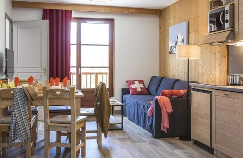Saint-Sorlin-d'Arves Apartment | Wifi, ski-in/ski-out & foot of the slopes, fitness, swimming pool, balcony, parking, tv, ski locker