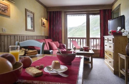 Les Almes Apartment | Wifi, ski-in/ski-out & foot of the slopes, fireplace or stove, tv, ski locker, 45m², Tignes