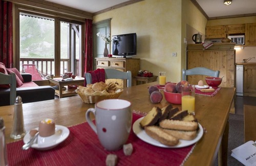 Les Almes Apartment | Wifi, ski-in/ski-out & foot of the slopes, fireplace or stove, tv, ski locker, 66m², Tignes