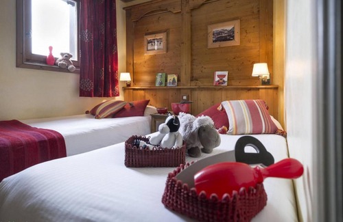 Les Almes Apartment | Wifi, ski-in/ski-out & foot of the slopes, fireplace or stove, tv, ski locker, 66m², Tignes