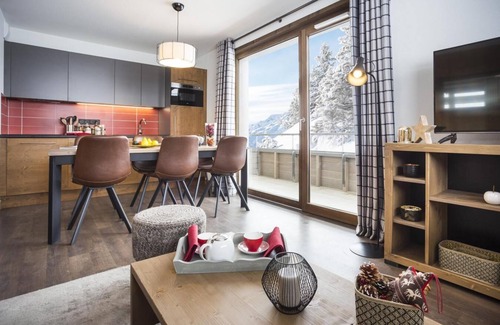 Les Saisies Apartment | Wifi, ski-in/ski-out & foot of the slopes, fitness, swimming pool, terrace, balcony, tv, ski locker