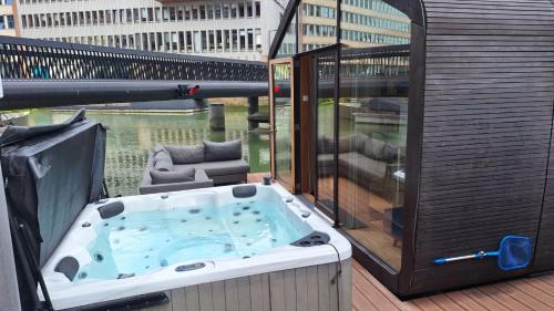 Stadsdriehoek Boat Rental | Wikkelboats at Wijnhaven