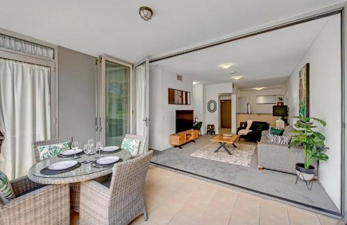 South Brisbane Apartment | Wild Luxe Apt - Southbank & Fast WiFi, Parking