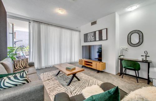 South Brisbane Apartment | Wild Luxe Apt - Southbank & Fast WiFi, Parking