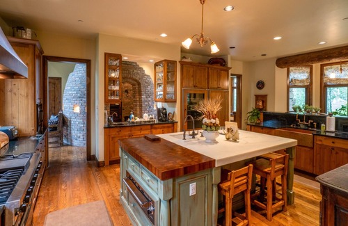 Aspen House | Wild Rose Lodge with Amazing Mountain Views