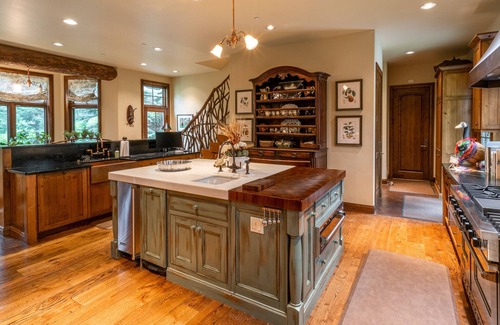 Aspen House | Wild Rose Lodge with Amazing Mountain Views