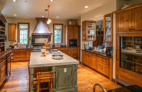Aspen House | Wild Rose Lodge with Amazing Mountain Views
