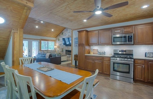 Gordonville House | Willard Refuge | Hottub