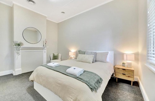 Bathurst House | William Charm - 1890s, CBD, Firepit, Pet Friendly
