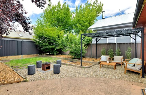 Bathurst House | William Charm - 1890s, CBD, Firepit, Pet Friendly