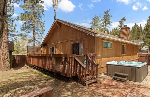 Boulder Bay Cabin | Willow Bear Log Cabin in Big Bear Lake + Hot Tub + Walk to Lake/Games