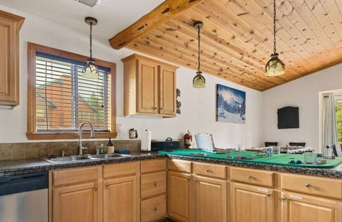 Boulder Bay Cabin | Willow Bear Log Cabin in Big Bear Lake + Hot Tub + Walk to Lake/Games