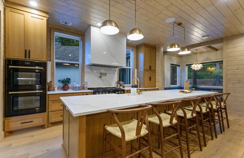 Broken Bow Cabin | Willow Fork Lodge: Luxury Cabin-Sleeps 30! Multiple Decks, 2 Hot Tubs, & more!