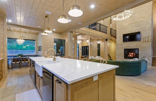 Broken Bow Cabin | Willow Fork Lodge: Luxury Cabin-Sleeps 30! Multiple Decks, 2 Hot Tubs, & more!
