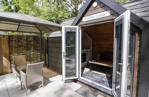 Middleton Cheney Cottage | WILLOW LODGE AT BRIDGE LAKE FARM & FISHERY, romantic in Chacombe