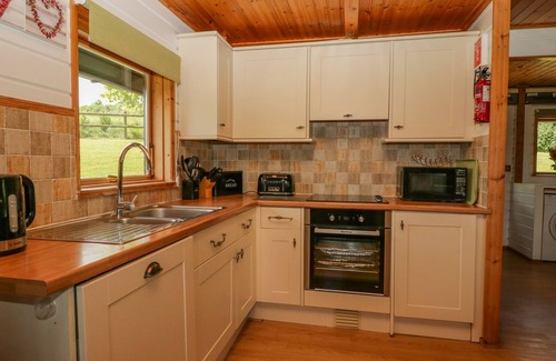 Corton Cabin | WILLOW LODGE, pet friendly, character holiday cottage in Gillingham