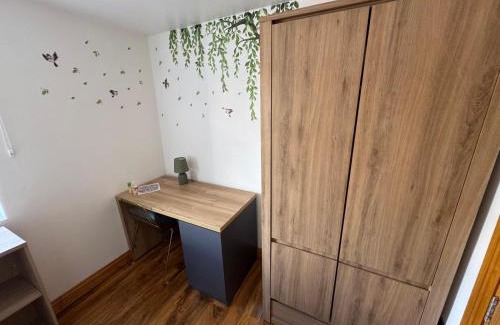 Yeading House | Willow Tree Retreat Airport Friendly 3BR House, with Garden & Office
