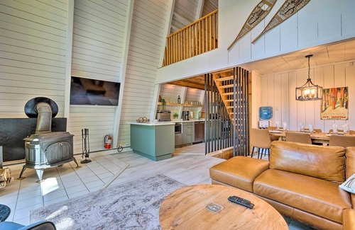 Wilmington Cabin | Wilmington Chalet w/Hot Tub < 8 Mi to Mount Snow!