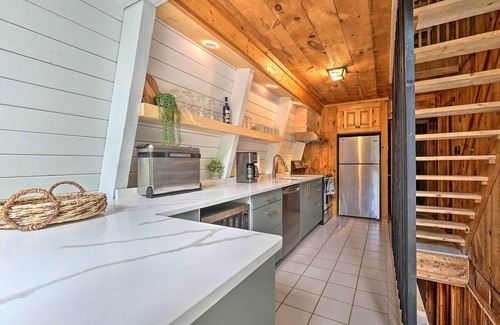 Wilmington Cabin | Wilmington Chalet w/Hot Tub < 8 Mi to Mount Snow!