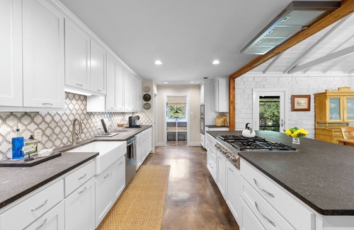 Wimberley House | Wimberley Creek-View Retreat Spacious Home & Barn w/Porch for Reunions & Trips
