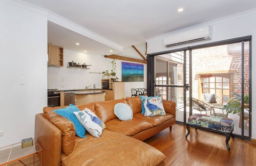 Fremantle Apartment | Windows on Pakenham-Hip art space in the West End