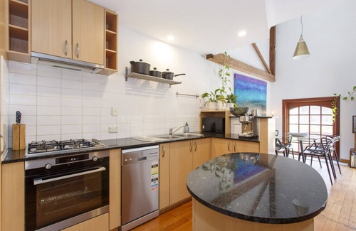 Fremantle Apartment | Windows on Pakenham-Hip art space in the West End