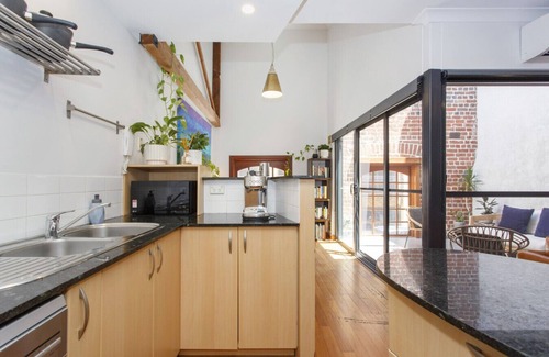Fremantle Apartment | Windows on Pakenham-Hip art space in the West End