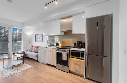 Downtown Toronto Hotel | Windsor Stays - 5 min to Eaton Centre/Sanofi Square