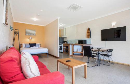 Lancelin Apartment | Windsurfer beach Chalet 1