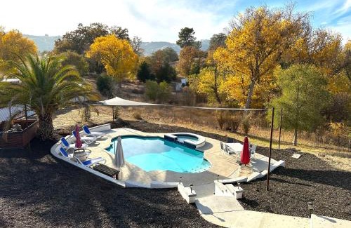 Paso Robles House | Wine Country Modern Farmhouse With Heated Pool, Hot Tub, Cybertruck