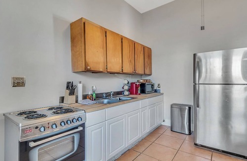 Savannah Victorian District Apartment | Wine, Laughs & Porch Vibes ,At Deuling Sister Inn, Walk to Forsyth Park
