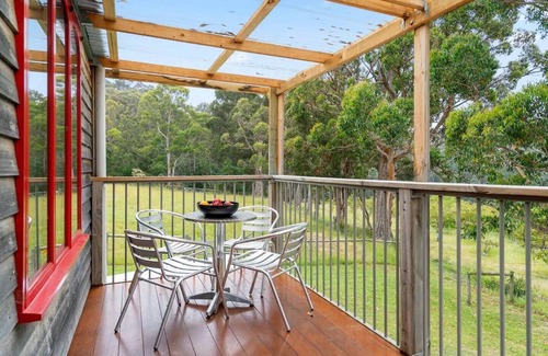 Kettering Apartment | Wine Loft Cosy Country Retreat with Ocean Views