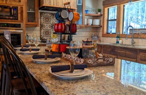 Broken Bow Cabin | Wine Time – Heated Pool, Shuffleboard, Table Arcade, Play Set