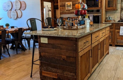 Broken Bow Cabin | Wine Time – Heated Pool, Shuffleboard, Table Arcade, Play Set