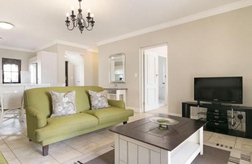 Stellenbosch Cabin | Winelands Golf Lodges 15