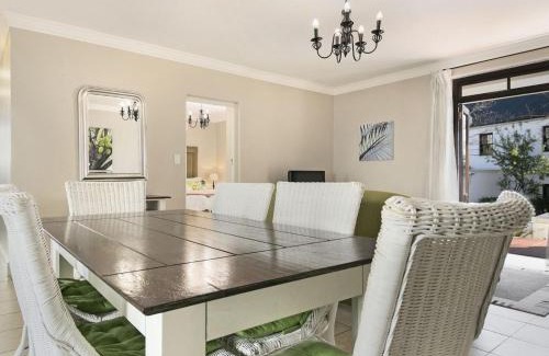 Stellenbosch Cabin | Winelands Golf Lodges 15