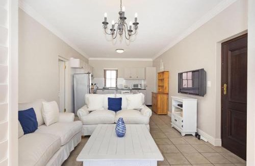 Stellenbosch Cabin | Winelands Golf Lodges 19