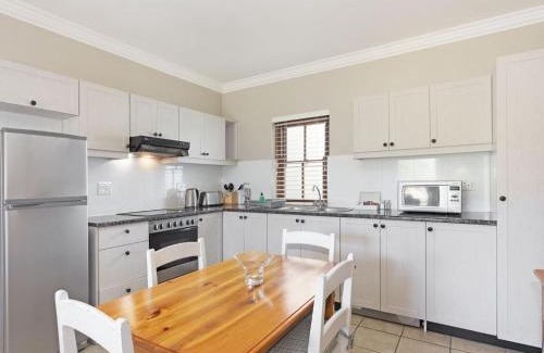 Stellenbosch Cabin | Winelands Golf Lodges 19