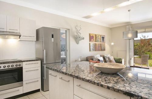 Stellenbosch Cabin | Winelands Golf Lodges 4