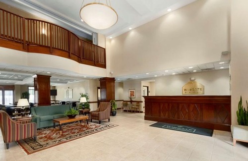 Executive Park Hotel | Wingate by Wyndham - Charlotte Airport South I-77 at Tyvola