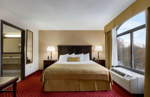 Executive Park Hotel | Wingate by Wyndham - Charlotte Airport South I-77 at Tyvola
